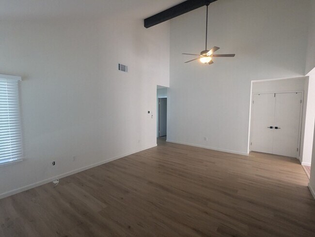 Building Photo - 3 Bedroom 2 Bathroom Single Story Home in ...