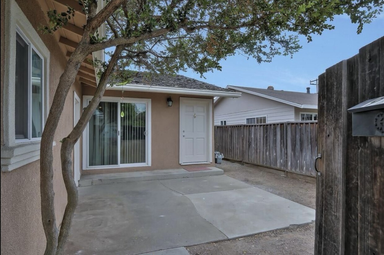 Fully fenced in front and back yard - 915 Gretchen Ln