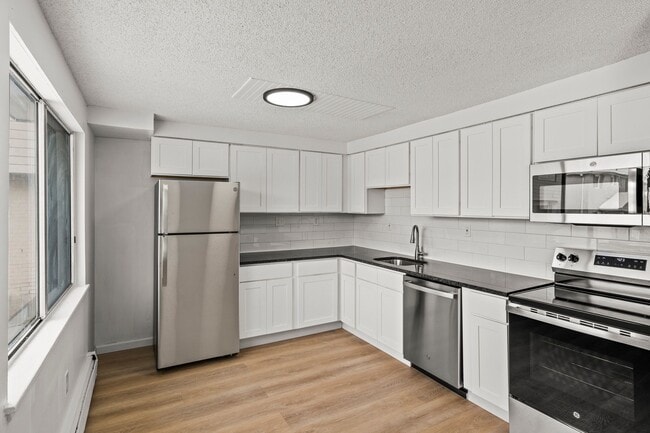 Building Photo - 2 Bed/1 Bath RENOVATED Apartment located i...