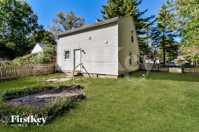 Building Photo - 2229 W 58th St