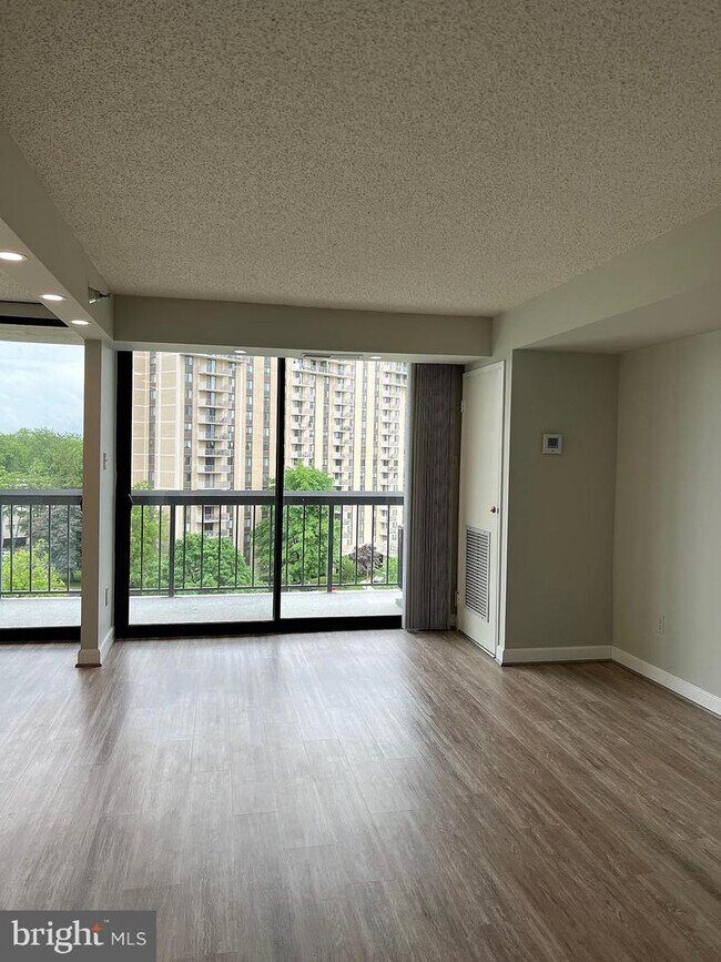 Foto del edificio - 7401 Westlake Terrace