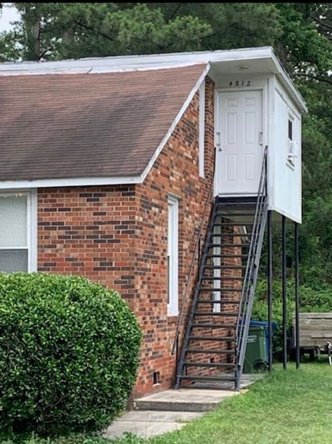 Building Photo - Studio Apartment on 2nd Floor of House Available Now