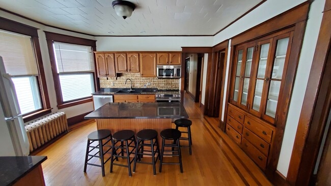 Building Photo - 220 Ontario St