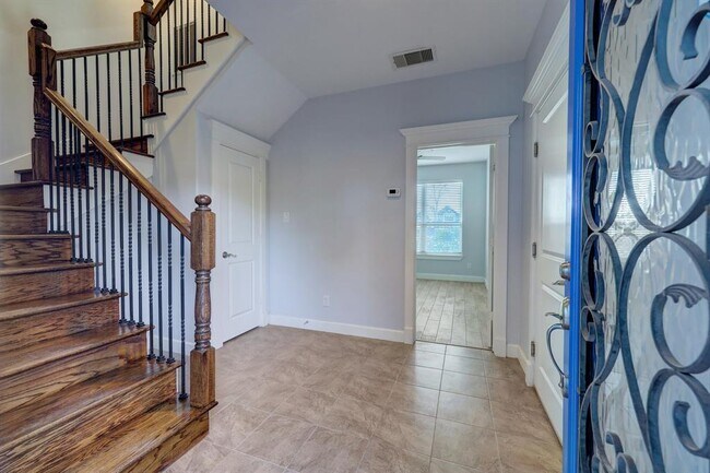 Building Photo - 516 W 28th St