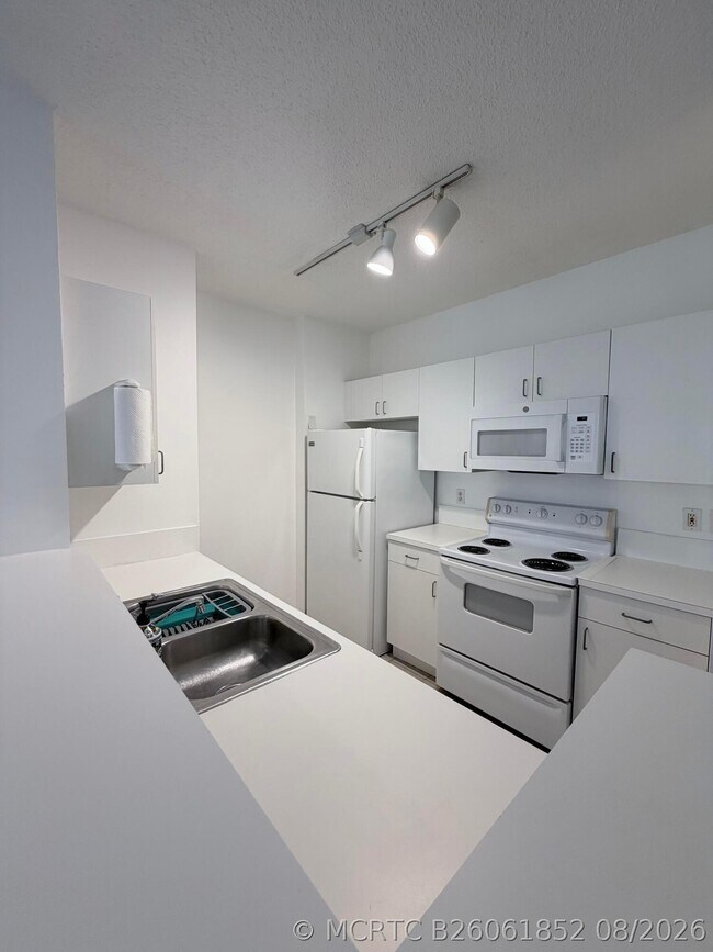 Building Photo - 630 S Sapodilla Ave