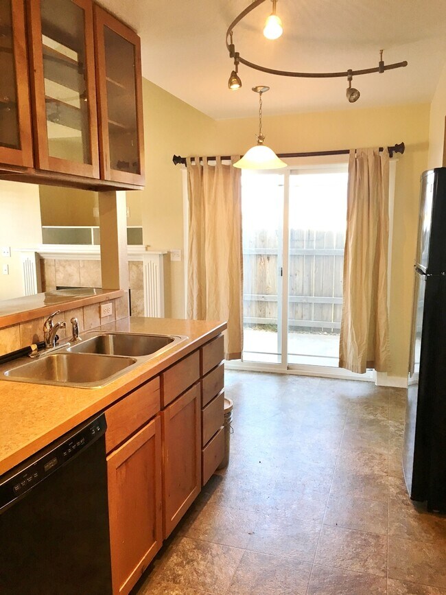 Building Photo - Adorable 2bd 2ba condo in the Charter Poin...