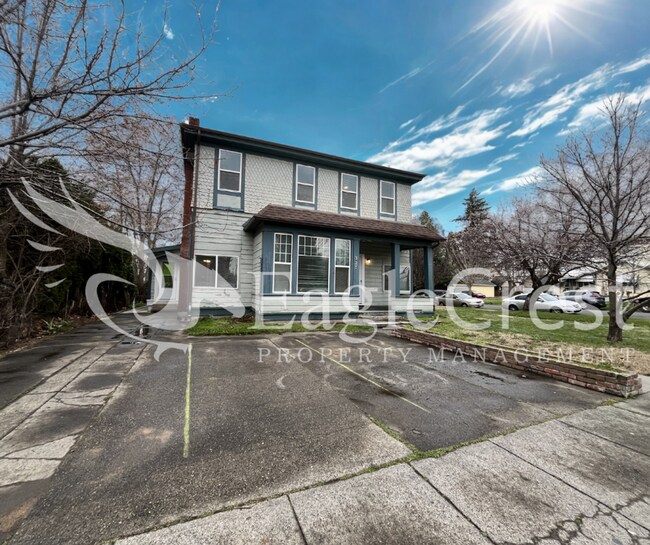 Foto del edificio - Comfortable 5 Bedroom Home with Modern Touches, Large Bedrooms & Front Porch