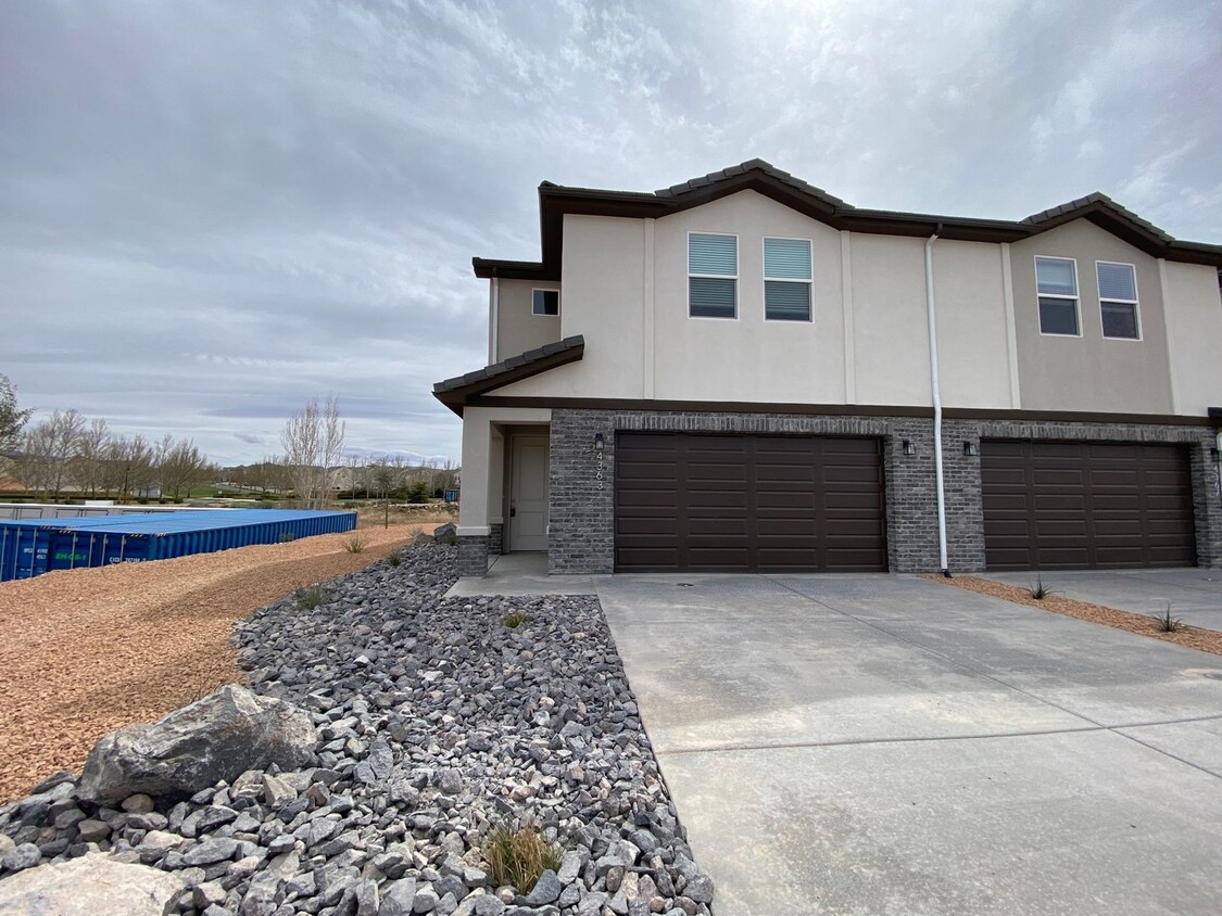 Foto principal - BRAND NEW 4 BEDROOM SAND HOLLOW TOWNHOME F...