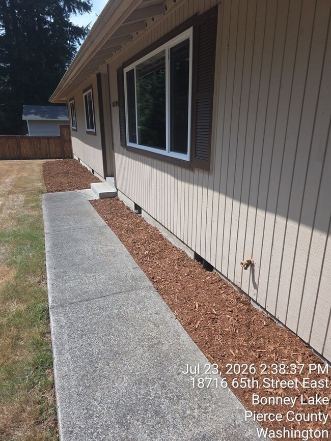 Building Photo - Bonney Lake - Lake Jane HOA - 3 bedroom 2 bathroom rambler home for rent - Available NOW!