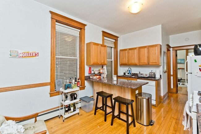Building Photo - 2139 N Oakley Ave