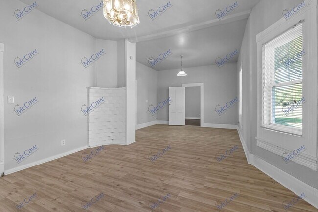 Building Photo - 419 N Grand Ave