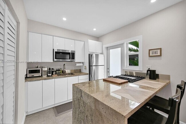 Foto del edificio - 4780 Pine Tree Dr