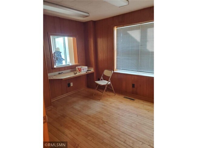 Foto del edificio - 1071 7th St W