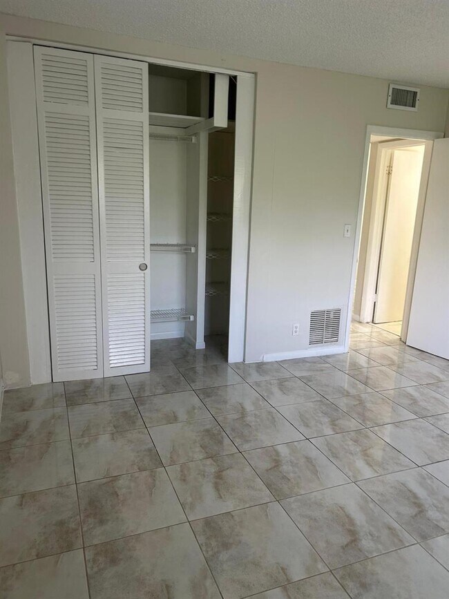 Foto del edificio - 2060 NW 81st Ave