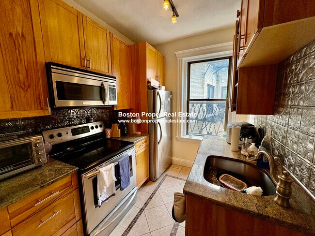 Building Photo - 61 Park Dr