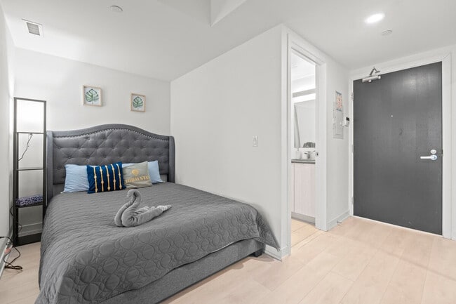 Building Photo - 535 Yonge St