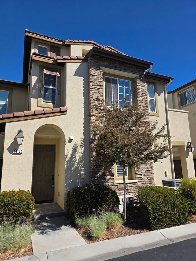 Foto principal - Gorgeous 3 Bedroom Townhome in Paseo del Sol with new flooring and paint!