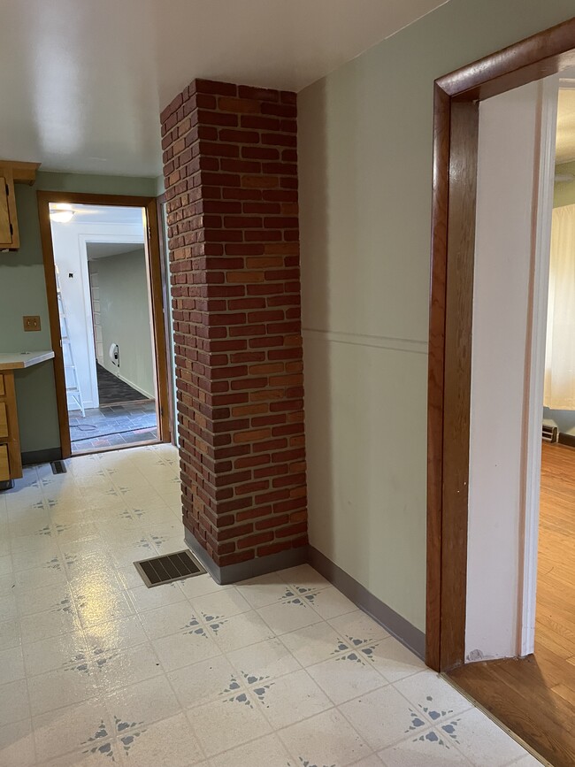 Foto del edificio - 984 E Pleasant St