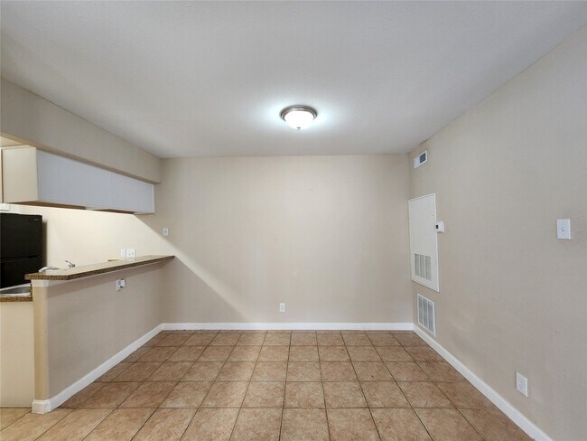 Building Photo - 17401 Red Oak Dr
