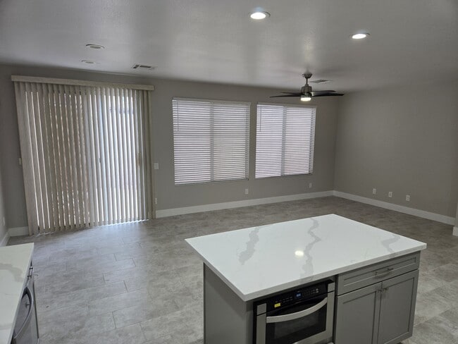 Foto del edificio - 993 White Glacier Ave