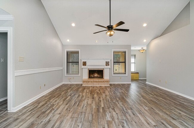 Building Photo - Charming 3BD Home with Spacious Living Are...