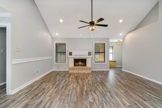 Foto del edificio - Charming 3BD Home with Spacious Living Are...