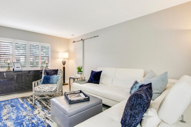 Building Photo - 100 Venetian Dr