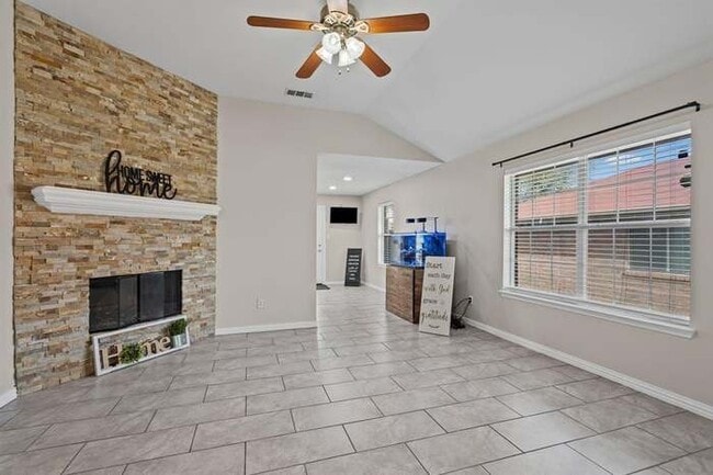 Building Photo - 3011 Castillo Dr