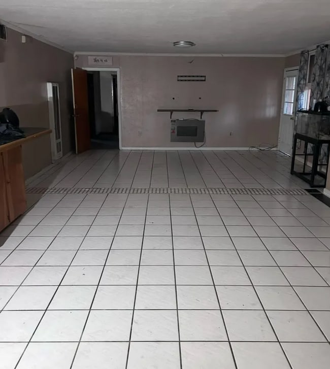 Building Photo - 4 bedrooms 1.5 baths