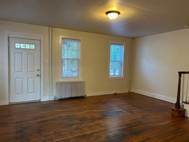 Foto del edificio - Beautiful 3 Bedroom End of Row Townhome in...