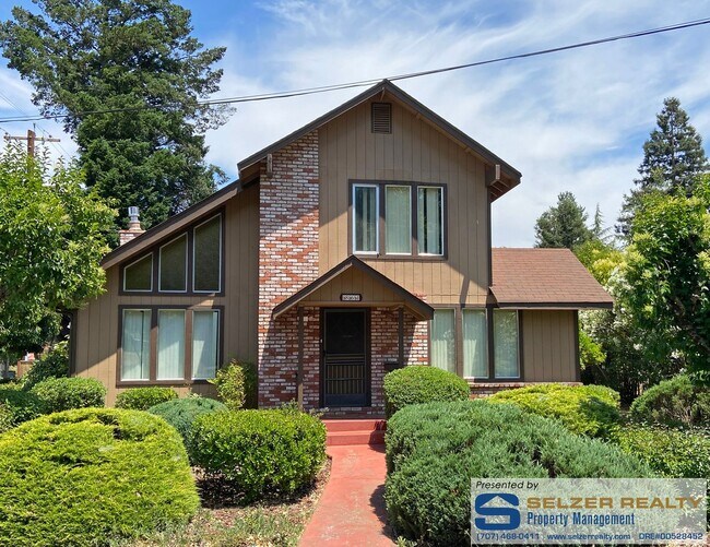 Building Photo - Charming 2-story 2+ bedroom home (bonus lo...
