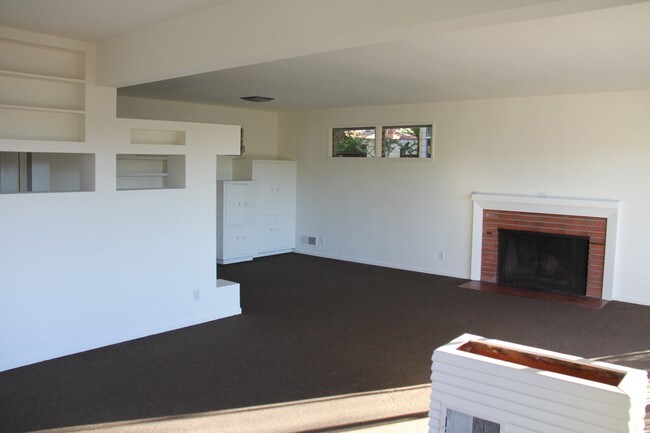 Building Photo - 2115 Micheltorena St