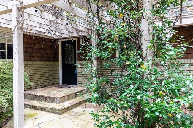 Building Photo - 3943 Lake Forrest Dr NE