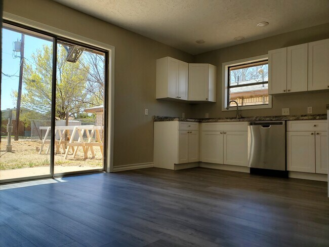 Foto del edificio - 1001 W 18th Ln