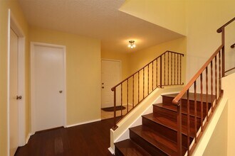 Building Photo - 6430 Kentwick Dr