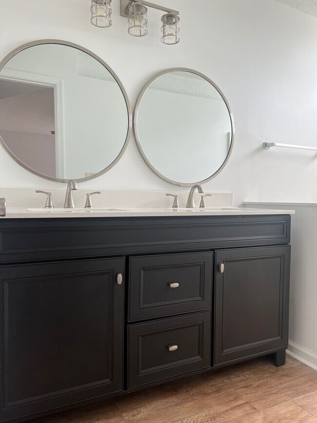 Foto del edificio - Remodeled 3 Bedroom Condo In a Prime Location!!!  ~ Annual Rental ~