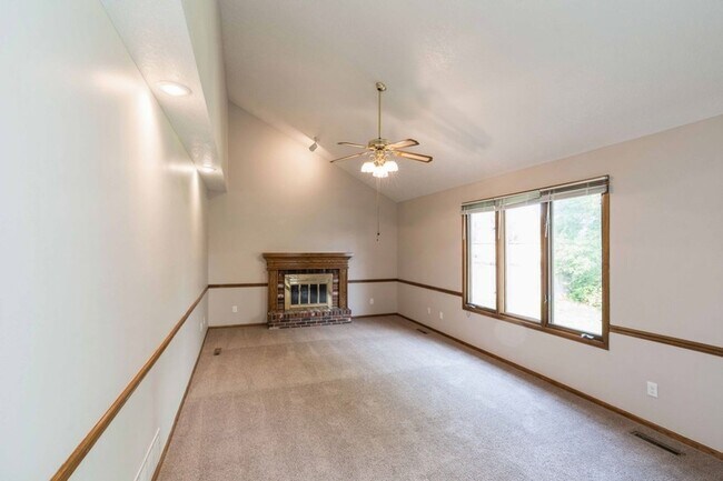 Foto del edificio - PRIVATE BACKYARD!! 4 Bedroom, 2.5 Bath Home in Urbandale