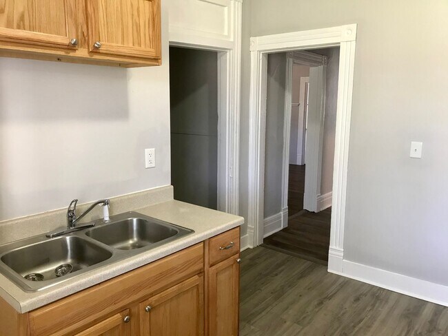 Building Photo - Historic Rivermont/Downtown End Unit