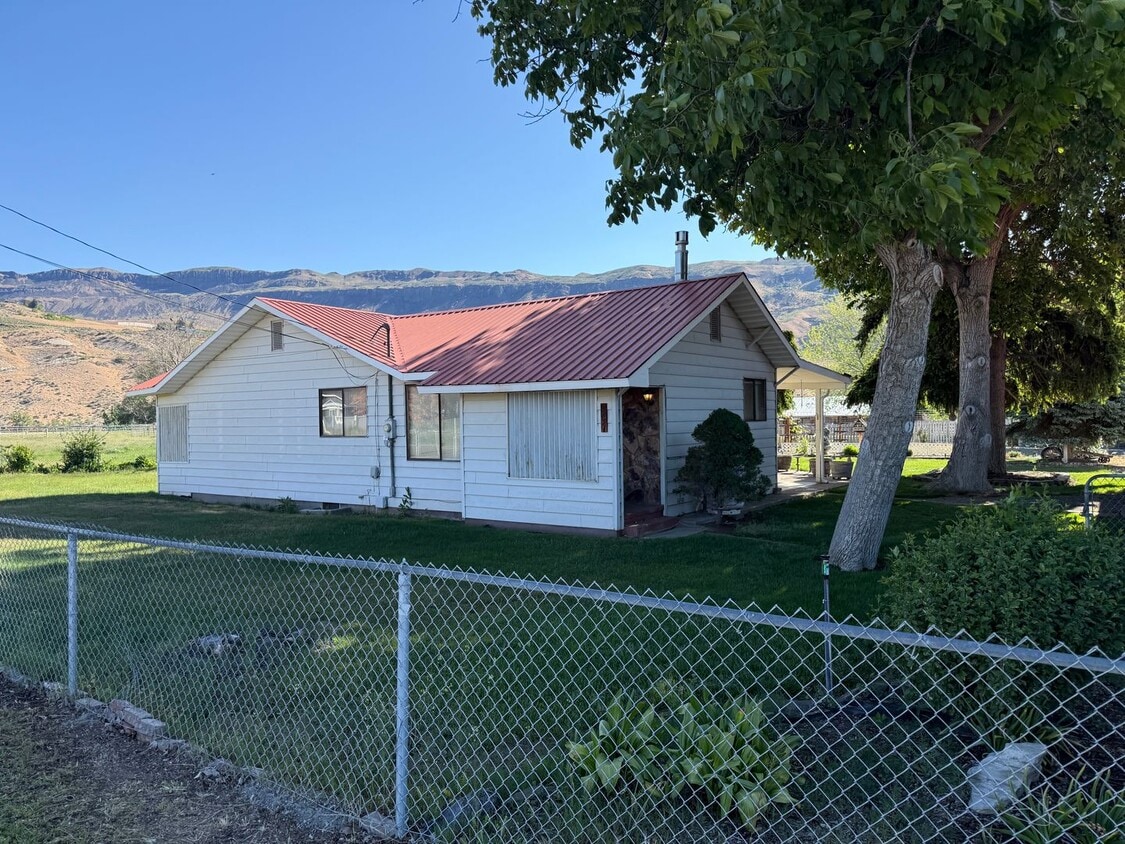 Primary Photo - Adorable 1970's Farmhouse - 3 bed 1 bath