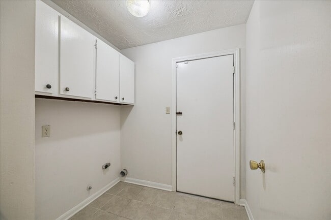 Building Photo - 9631 Philmont Dr