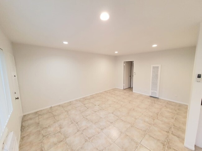 Building Photo - 2828 Rowena Ave