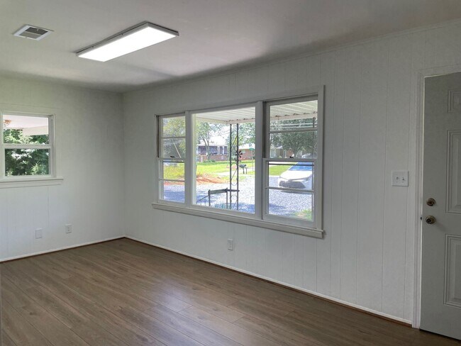 Foto del edificio - 2 BED, 1 BATH HOME LOCATED IN RANDLEMAN