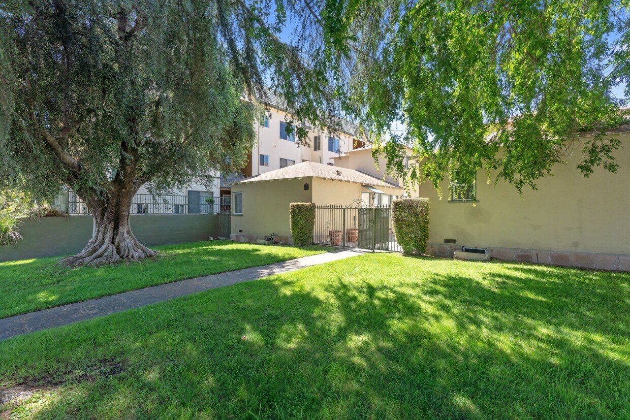 Primary Photo - 239 E Burbank Blvd