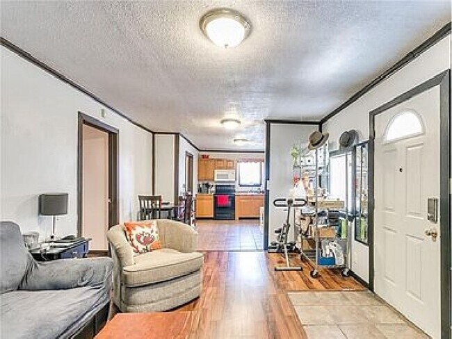 Building Photo - Cute 3Bed/1 BTH Home Minutes from I-240