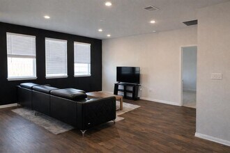 Building Photo - 608 Mais Dr