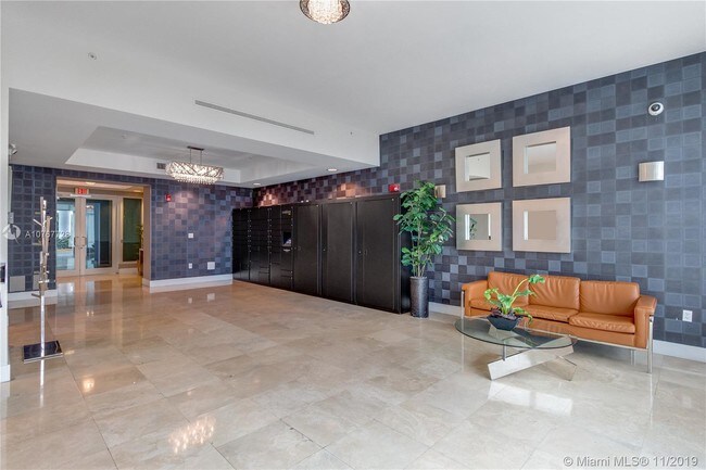 Foto del edificio - 14951 Royal Oaks Ln