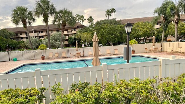 Building Photo - 2650 Carambola Cir N