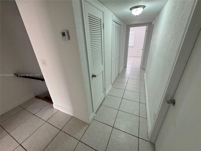 Foto del edificio - 921 W 80th Pl