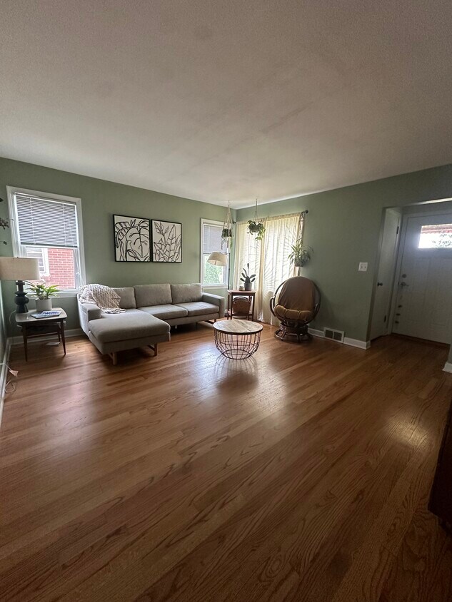 Primary Photo - 5738 N Lydell Ave