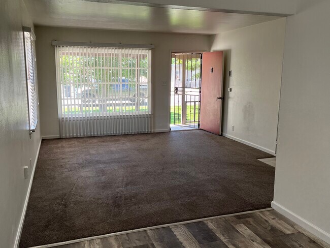 Foto del edificio - 6322 Almond Dr